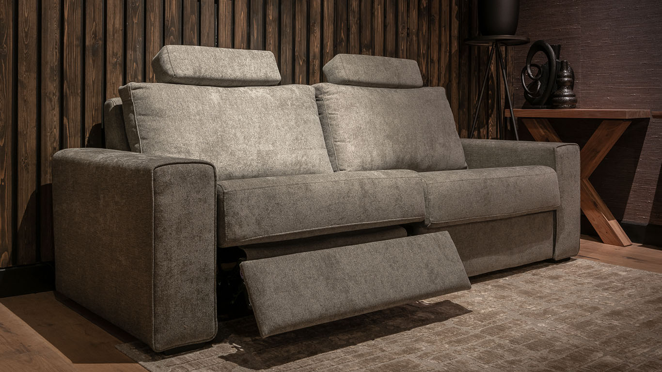 Relax met de Auxerre Recliner Sofa in de stof Coventry Stone, voorzien van een stijlvol vierkant hoofdsteun.