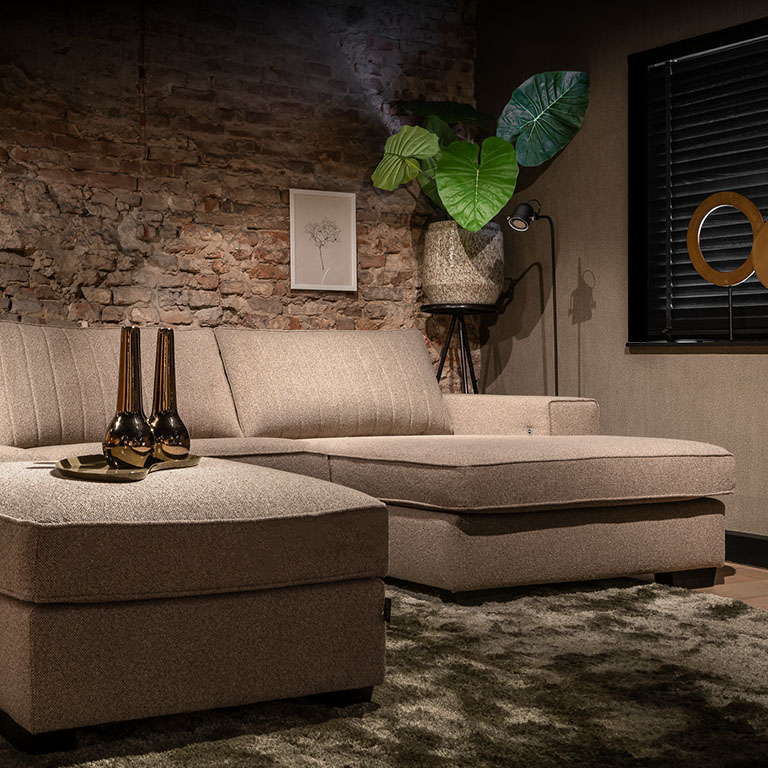 UrbanSofa Firenca Manhatten loungebank en Hocker in Turijn Dessert 2