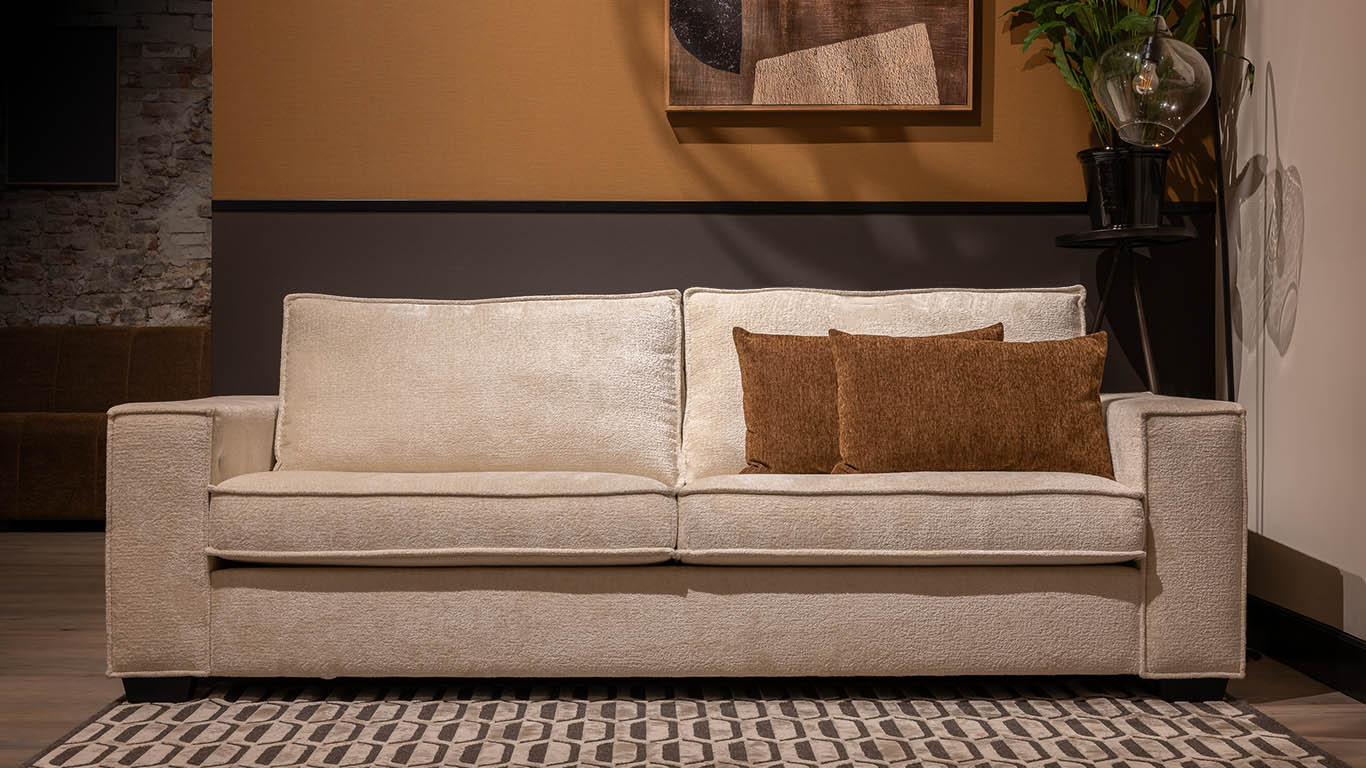 Comfortabele Merano sofa in de stof Eden Nature met bijpassende sierkussens van UrbanSofa.