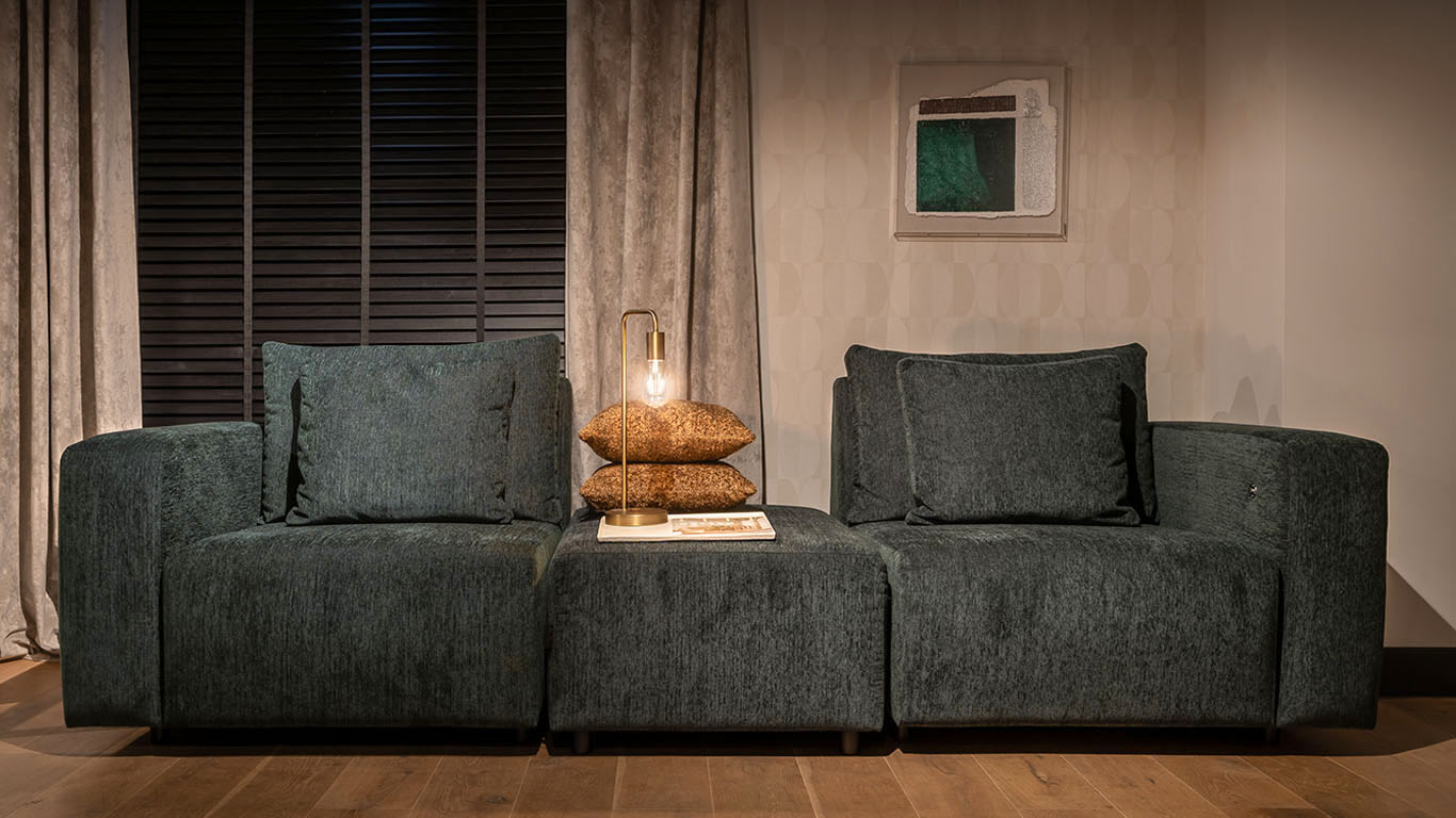 Tommy Sofa met bijpassende Tommy Hocker in de luxe stof Eaton Deep Ocean.