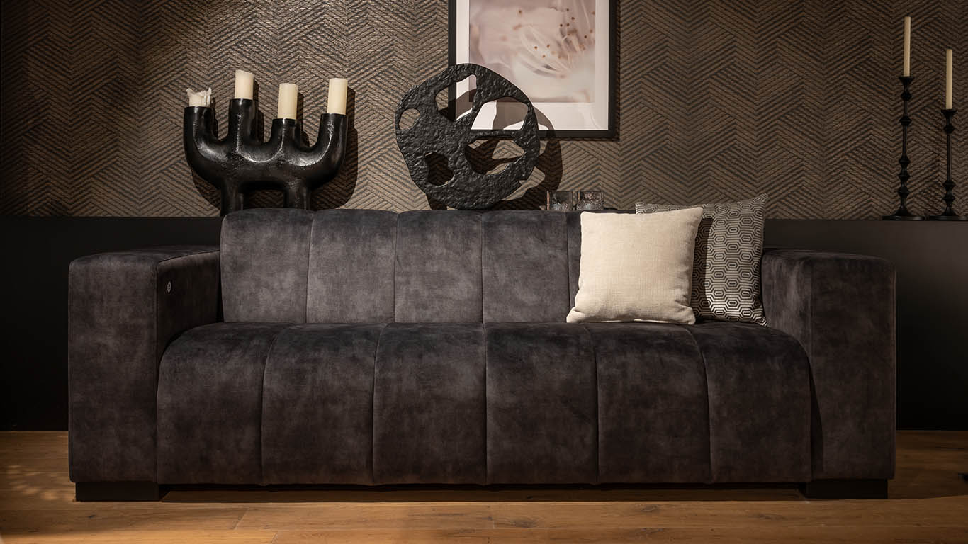 Moderne Pascalle Sofa in donkere antraciet stof met decoratiekussens.