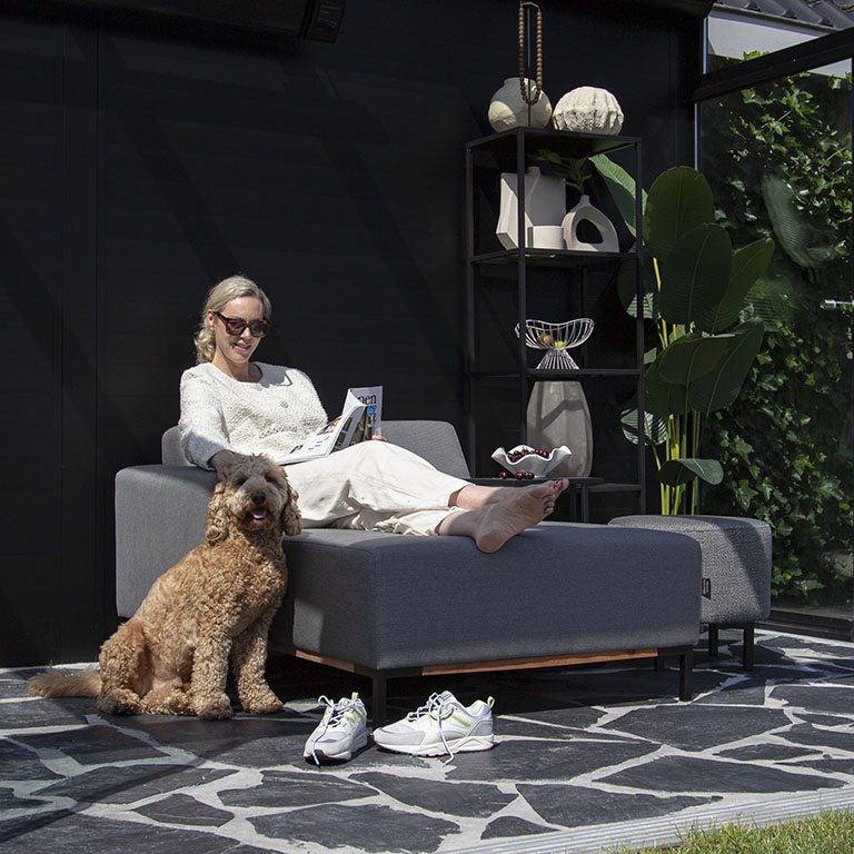 UrbanSofa Outdoor stoffen tuinbanken Marbella Daybed Sunbrella Natte Charcoal Ontspannen met de Hond Vierkant