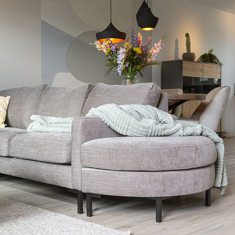 GTV AFL 3 UrbanSofa Gino hoekbank Belize Taupe kleur met bijpassende halfronde hocker vierkant