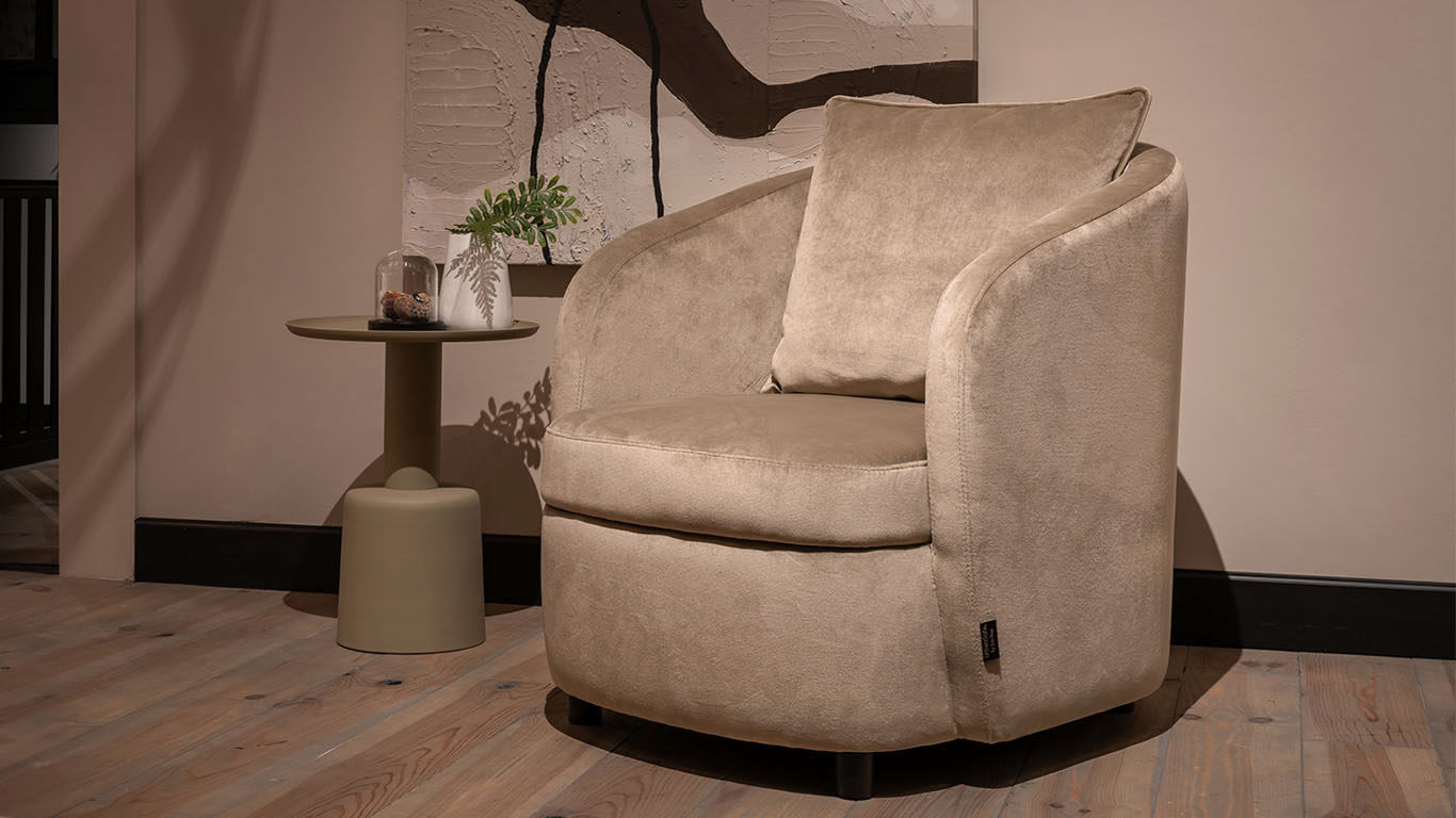 Chique UrbanSofa Liv fauteuil in zachte stof Satin Desert.