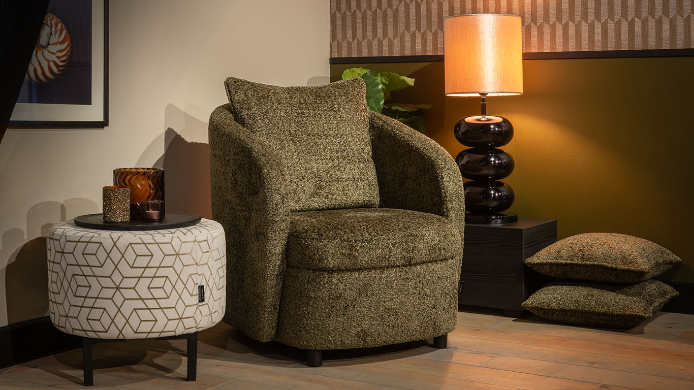 Zachte UrbanSofa Liv fauteuil in Marino Forest stof met Paris Hocker in design stof Fairmont Shiny Desert.