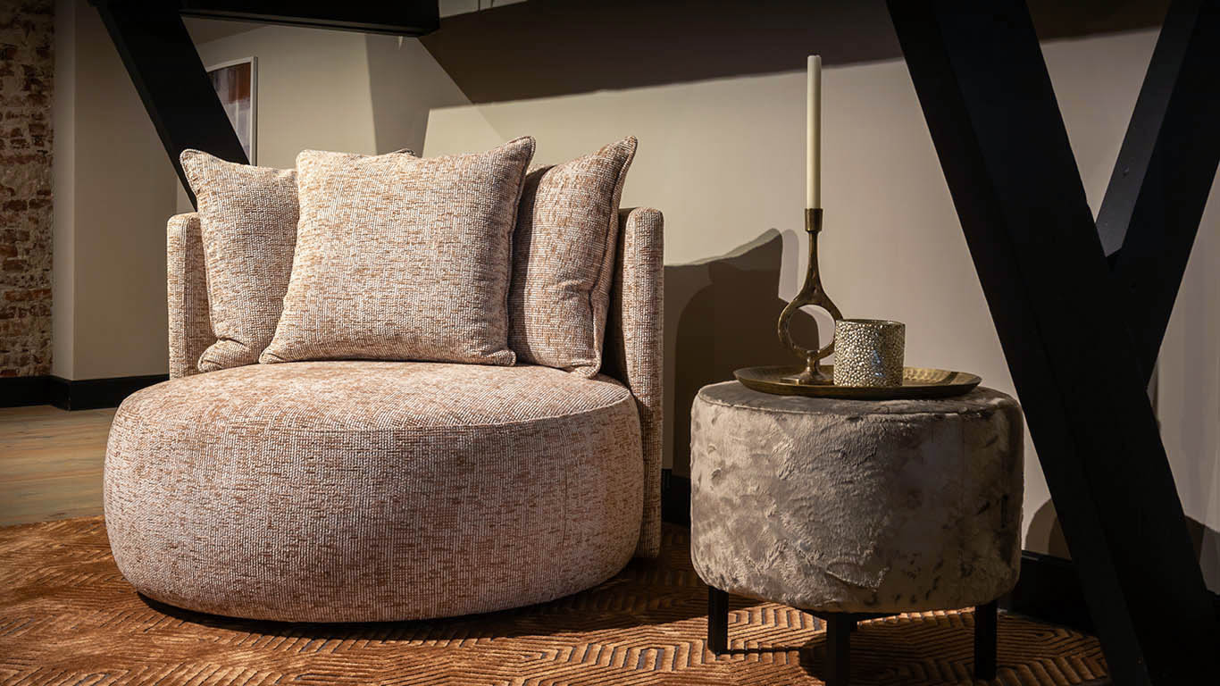 Ronde UrbanSofa fauteuil Nova in opvallend geweven stof Berkly Blush met Paris Hocker in Furly Sand.