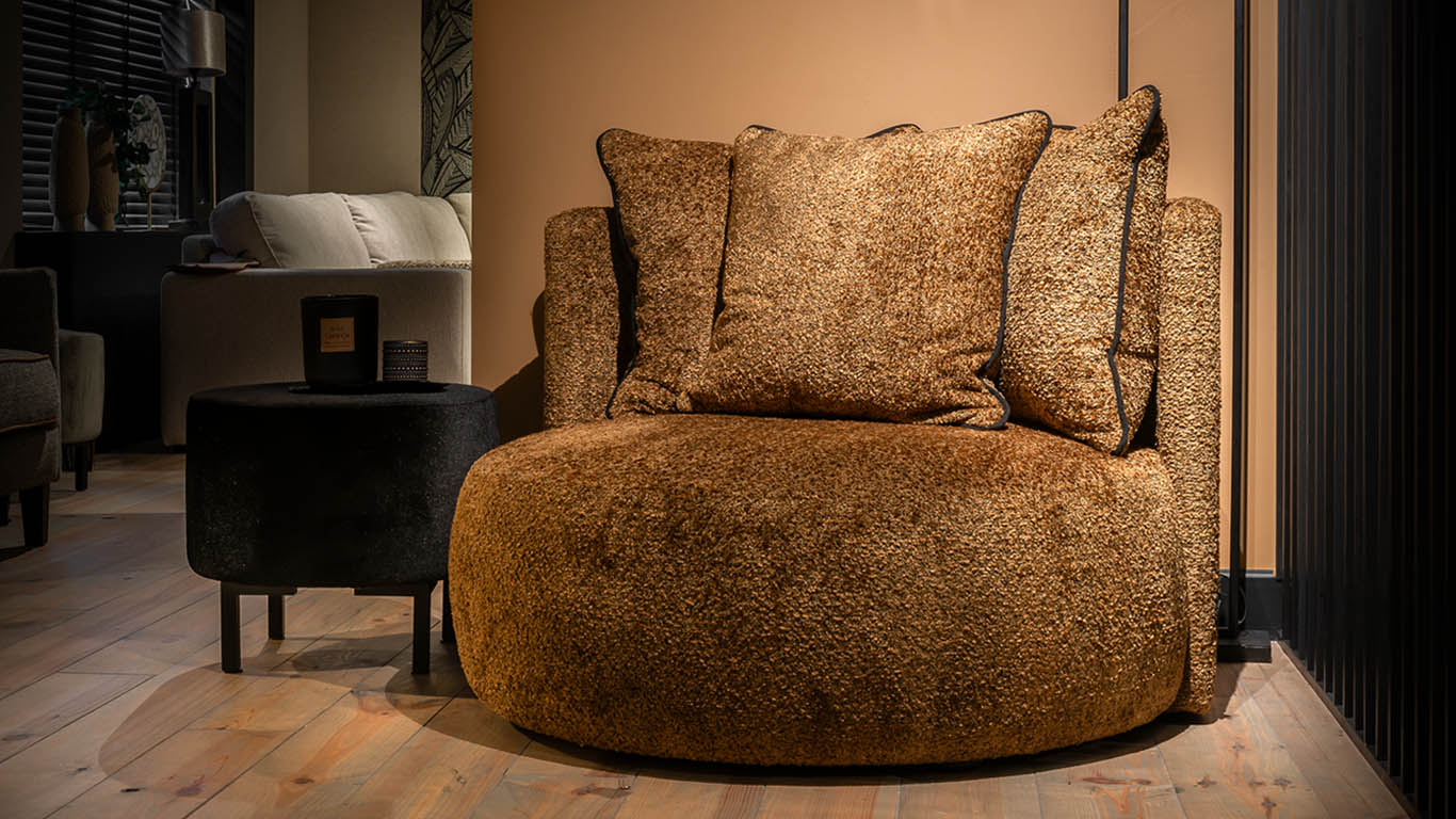 Opvallende UrbanSofa Nova fauteuil in warme stof Marino Earth gecombineerd met Paris Hocker in zwart velvet