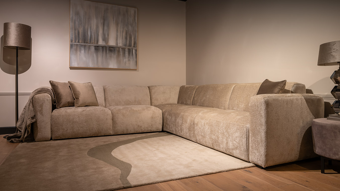 Luxe UrbanSofa Pebble hoekbank in de zachte stof Eden Sand.