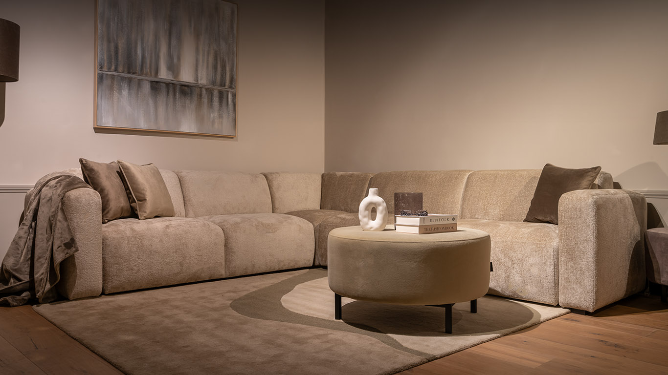 UrbanSofa Pebble Hoekbank in Eden Sand met Paris Hocker in velvet stof