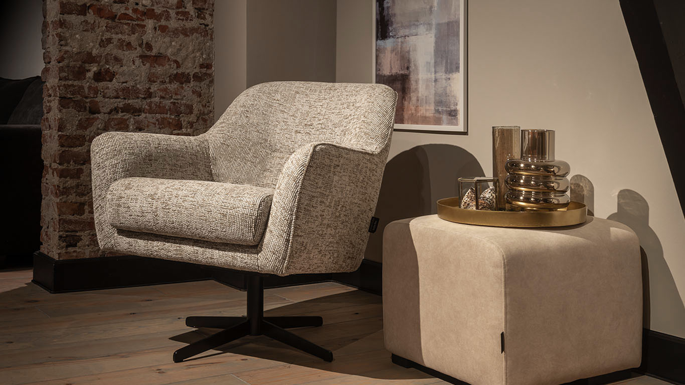 Moderne UrbanSofa Tygo draaifauteuil in Berkly Silver met stijlvolle Boaz hocker.